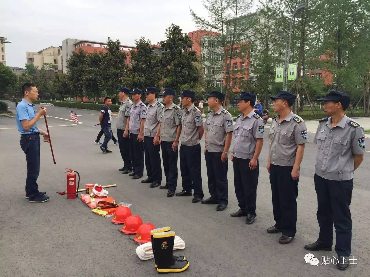 守护校园安全——公司校园大队组织驻铁路卫生学校保安员消防及保安技能培训